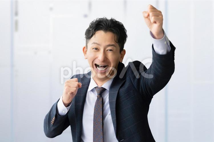 ガッツポーズをする男性ビジネスマン 男性,ガッツポーズ,喜ぶの写真素材