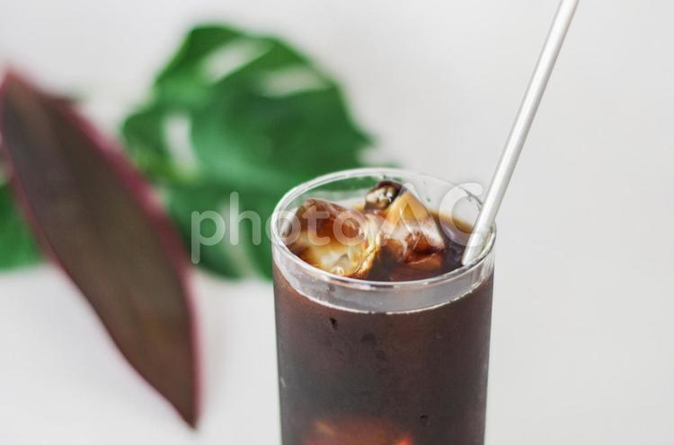 アイスコーヒーのひととき3 アイスコーヒー,ストロー,冷たいの写真素材