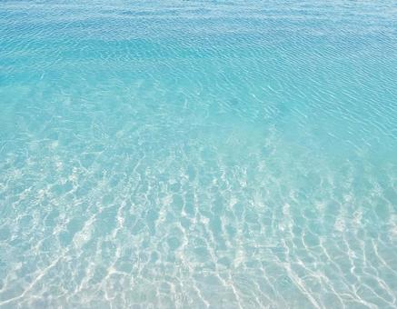 透明感のある綺麗な海 透明感のある綺麗な海の写真