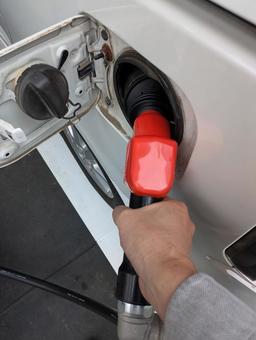 セルフスタンドでレギュラーガソリン給油中 セルフスタンドでレギュラーガソリン給油中の写真