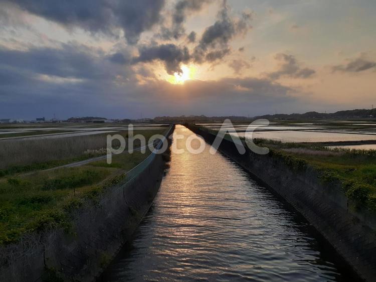 橋の上からの夕日2 夕日,夕焼け,夕方の写真素材