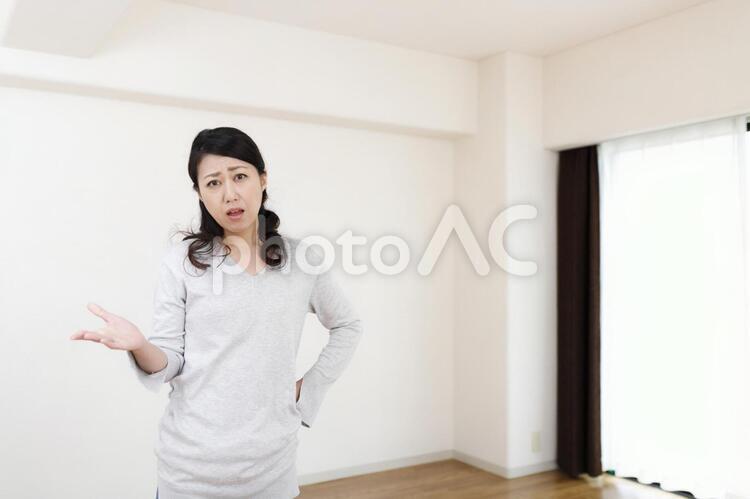住宅イメージと女性 トラブル 住宅,家,建築の写真素材