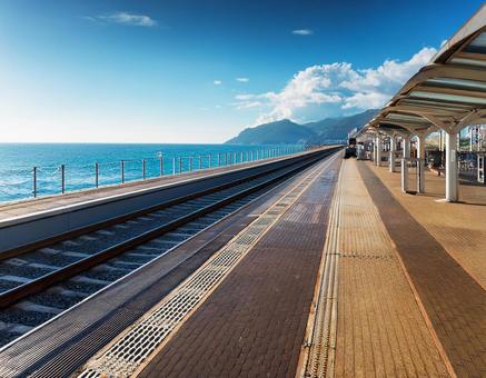海の見える駅のホーム 海の見える駅のホームの写真