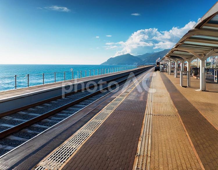 海の見える駅のホーム 駅,ホーム,海の写真素材