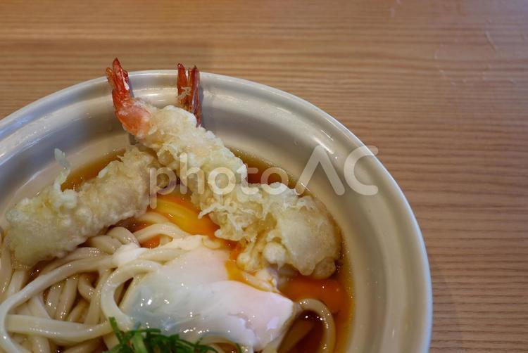 さぬきうどん店のえび天温玉ぶっかけの温 背景,さぬきうどん,さぬきの写真素材