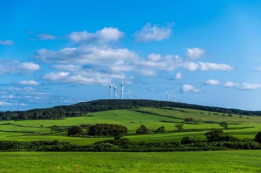 青空の下、風力発電の風車が並ぶ緑の丘 青空の下、風力発電の風車が並ぶ緑の丘 丘,風力発電,風力タービンの写真素材