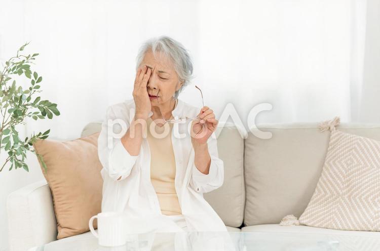 メガネをかける高齢者女性（目） 老眼,高齢者,メガネの写真素材