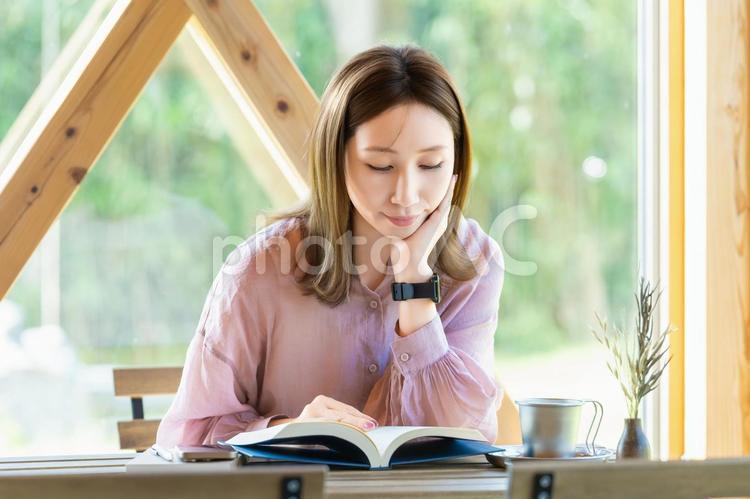 カフェで読書をする女性 女性,読書,本の写真素材
