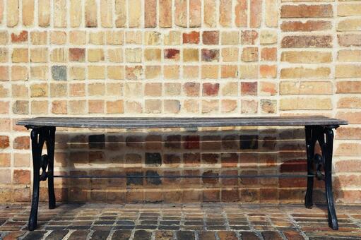 レンガの壁とベンチ ベンチ,煉瓦,模様の写真素材