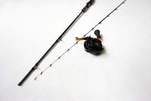 白背景上に置かれた黒いリールと釣り竿 釣り,竿,リールの写真素材
