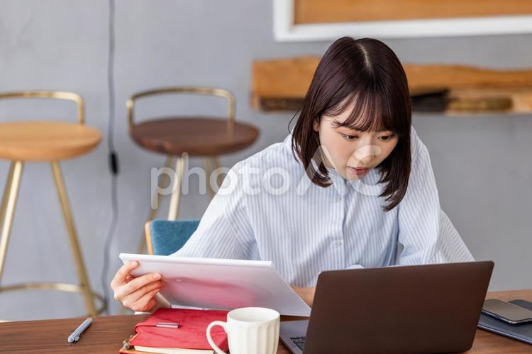 ノートパソコンを使う若いビジネスウーマン 女性,ビジネス,パソコンの写真素材