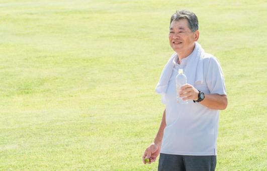 運動中に水分補給する高齢者男性(熱中症) 高齢者,運動,水分補給の写真素材