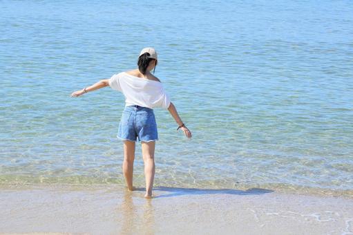 裸足で波打ち際で遊ぶ女性 女性,海,夏の写真素材