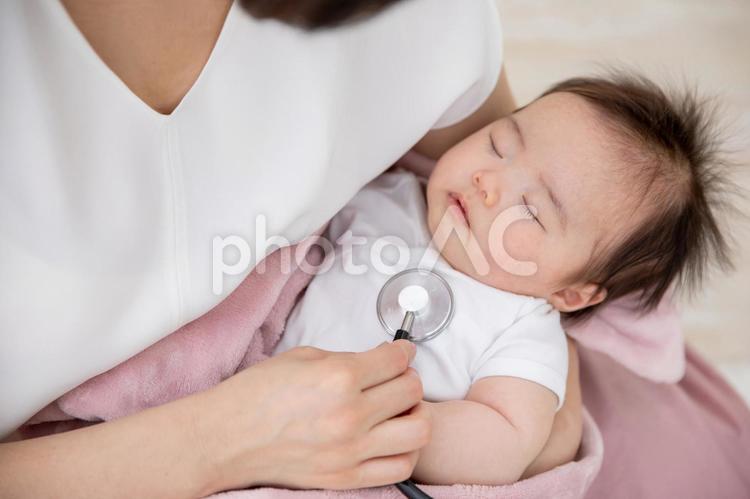 赤ちゃんのイメージ 聴診器,診察,心音の写真素材