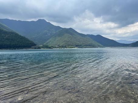 透き通った湖 湖,湖面,水面の写真素材