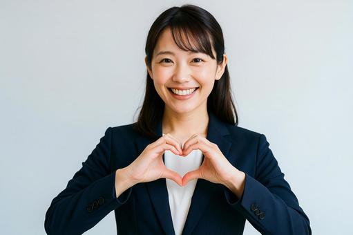 ハートを作る女性 ハートを作る女性の写真