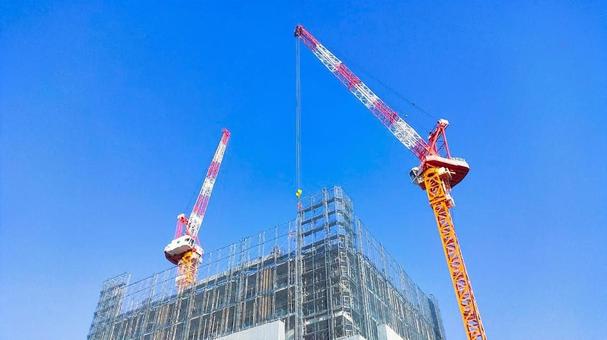 ビル工事現場 クレーン,ビル,鉄骨の写真素材