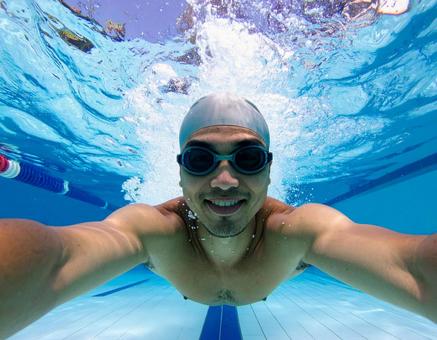 プールで泳ぐ男性のクローズアップの写真