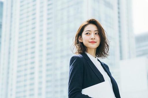 ノートパソコンと女性社員-5 ノートパソコンと女性社員-5の写真