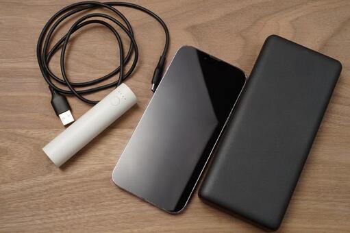 スマホと充電ケーブルとモバイルバッテリー スマートフォン,モバイルバッテリー,コンピュータの写真素材