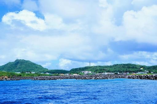 沖縄・海上から見る与那国島久部良の町並み 沖縄・海上から見る与那国島久部良の町並み 与那国島,久部良,空の写真素材