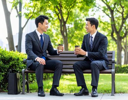 ビジネスの合間にベンチでほっと一息休憩 ビジネスの合間にベンチでほっと一息休憩の写真