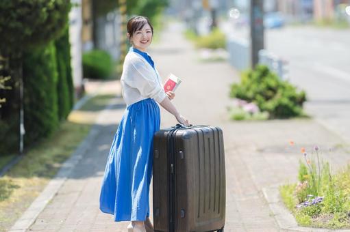 笑顔で振り返る女性 笑顔で振り返る女性 旅行,旅,出発の写真素材