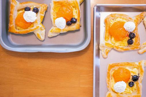 焼きたてフルーツデニッシュ 食べ物,デザート,スイーツの写真素材