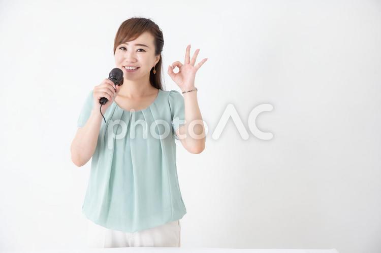 マイクを持つ女性 取材,キャスター,レポーターの写真素材