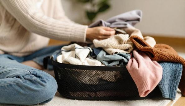 洗濯ものが散乱している女性の狭い部屋 洗濯ものが散乱している女性の狭い部屋の写真