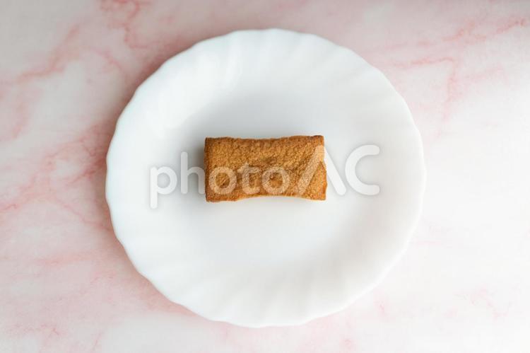 フィナンシェと春色の余白① フィナンシェ,焼き菓子,スイーツの写真素材