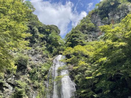 滝と夏空 滝と夏空の写真