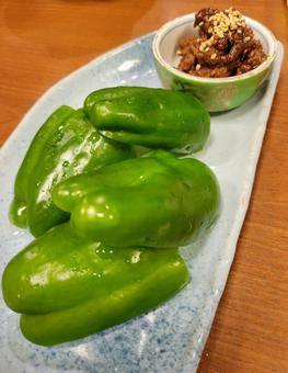 ピーマンの肉味噌添え ピーマンの肉味噌添え ピーマン,野菜,4個の写真素材