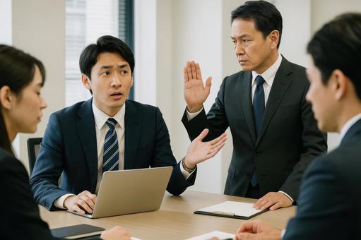 意見を遮られる若手社員 意見を遮られる若手社員の写真