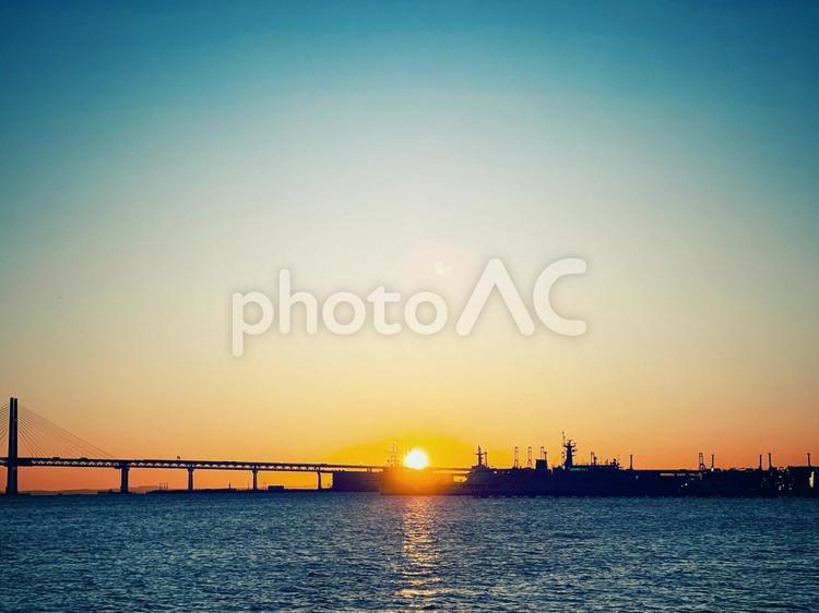 みなとみらいからの日の出 日の出,太陽,海の写真素材