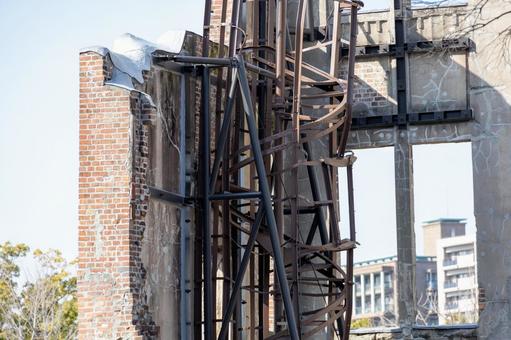 原爆ドームの曲がった鉄骨 原爆ドーム,曲がる,鉄骨の写真素材