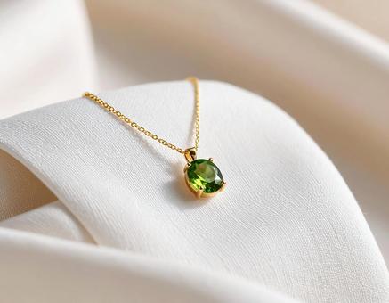 8月の誕生石 ペリドットの輝くペンダント 8月の誕生石 ペリドットの輝くペンダントの写真