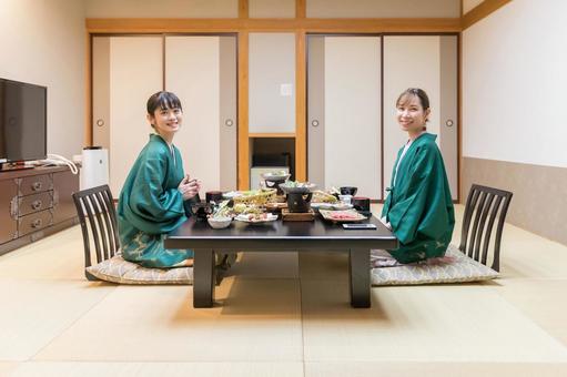 温泉旅行 夕飯 温泉旅行 夕飯 女性,女子旅,旅館の写真素材