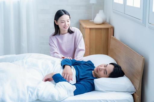 夫を起こす妻・看病 看病,体調不良,病気の写真素材