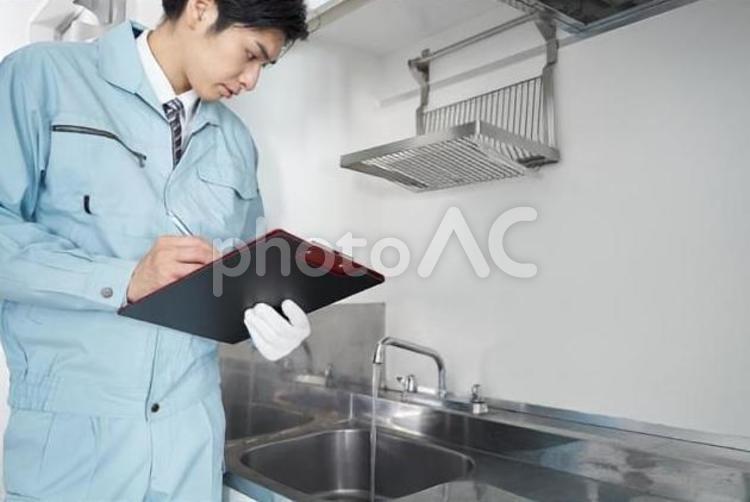 水回りのチェックをする日本人男性作業員 部屋,設備,水回りの写真素材