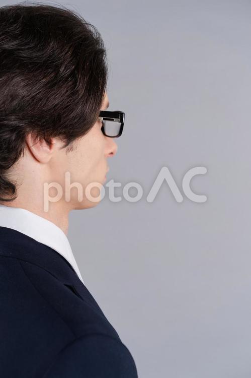 メガネを掛けた横向きの男性 男性,横顔,横向きの写真素材