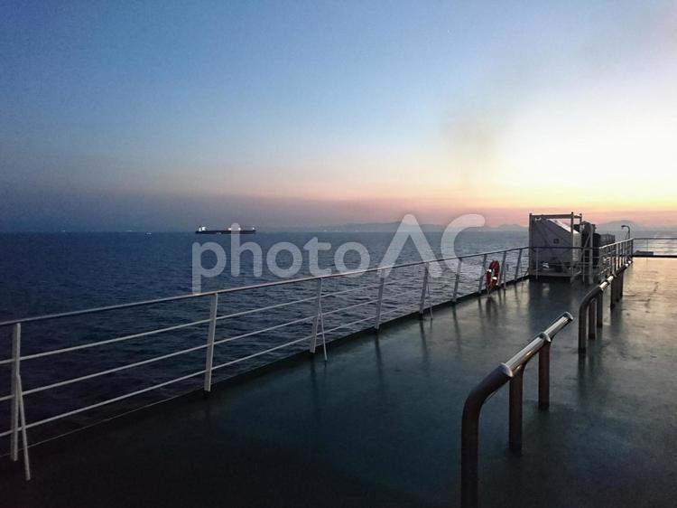 船上の夕焼け 夕焼け,船,海の写真素材