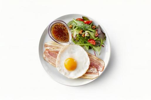 朝食(ベーコンエッグとサラダ) 朝食(ベーコンエッグとサラダ)の写真