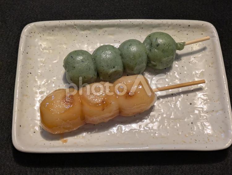 白い角皿に載ったみたらし団子と草団子 だんご,和菓子,餅菓子の写真素材