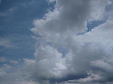 雨雲が広がっていく 雨雲が広がっていくの写真