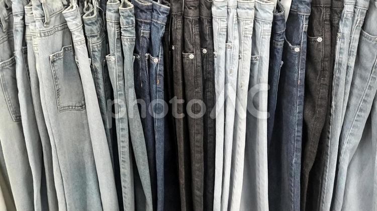店頭に並ぶジーンズ ジーンズ,デニム,ジーパンの写真素材