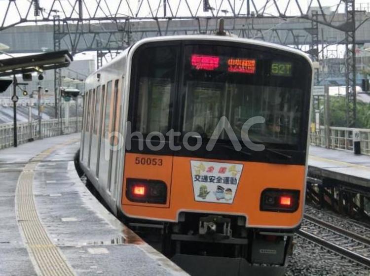 駅から見た東武伊勢崎線の車両 東武,伊勢崎線,東急の写真素材