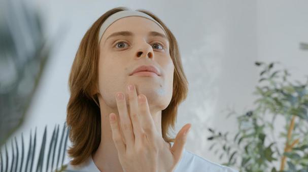 上を向いて顎を触るヘアバンドをした男性 男性,外国人,欧米人の写真素材