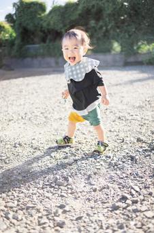 走る男の子 走る男の子の写真