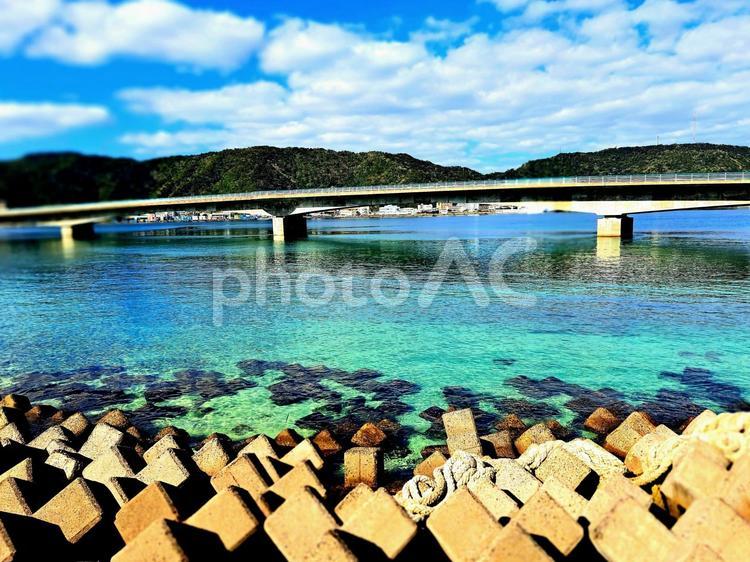 エメラルドグリーンの海と橋 エメラルドグリーン,海,橋の写真素材